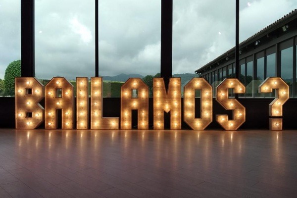 Fabricante letras luminosas de madera Barcelona - Alquiler para bodas y eventos